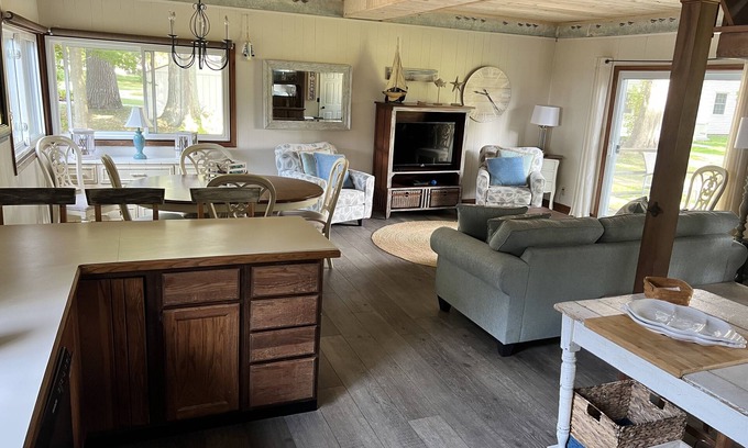 Waverly Beach Cottage | 2 Bedroom Carriage house Fort Erie/Crescent Beach Ontario