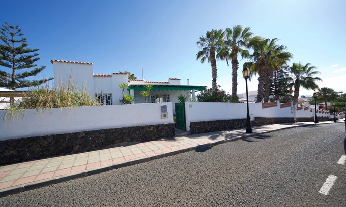 Corralejo Villa | 2 bedroom centrally located bungalow with garden and private parking