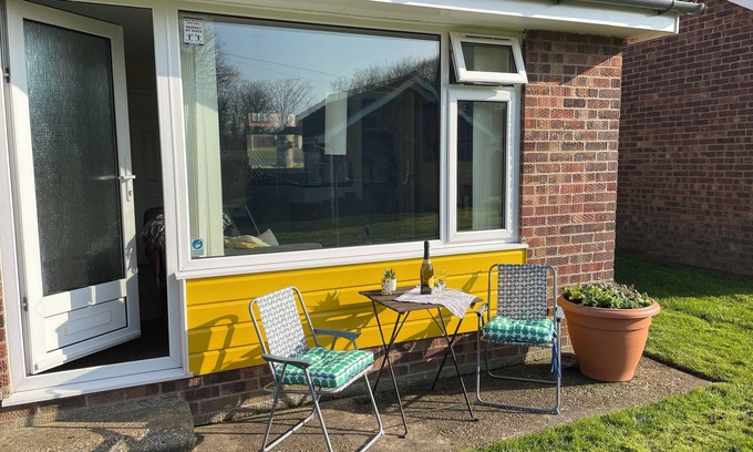 Mundesley Ski Chalet | 2 bedroom chalet 5 minutes walk to shops, pubs and a large dog-friendly beach,