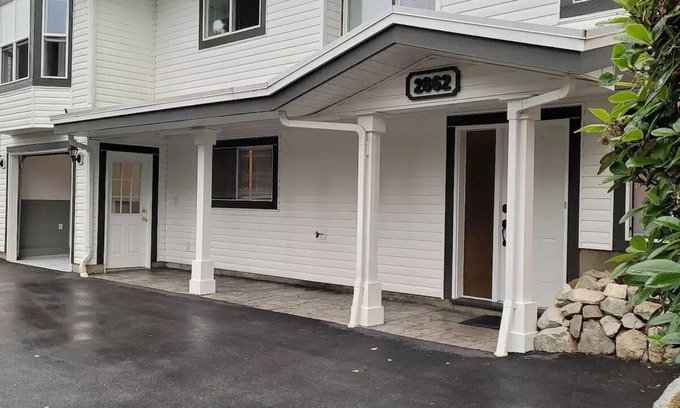 Abbotsford House | 2 Bedroom Cheery Historic Downtown Oasis (sleeps 8)