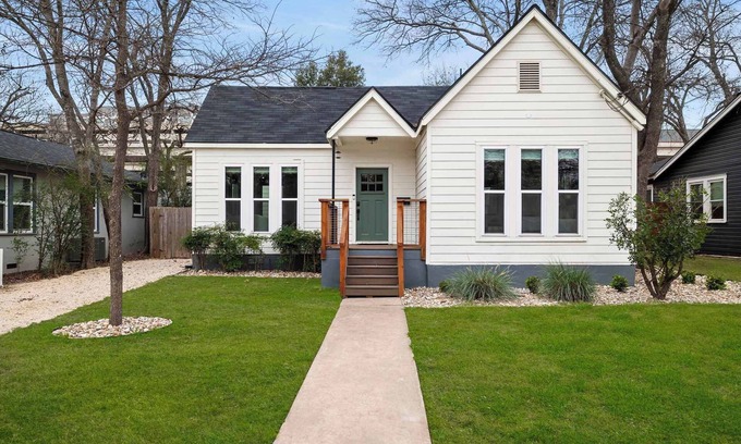 Cherrywood House | 2 Bedroom Cherrywood Cottage | Firepit | Near UT