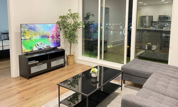 Downtown New Westminster Apartment | 2 Bedroom Condo with Beautiful View *FREE UNDERGROUND PARKING*