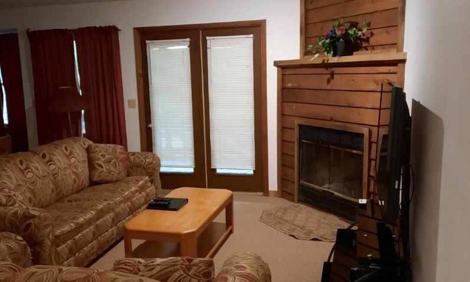 DuBois Condo | 2 Bedroom Condo in Lakeside Resort Community (1 Queen, 2 Twins)