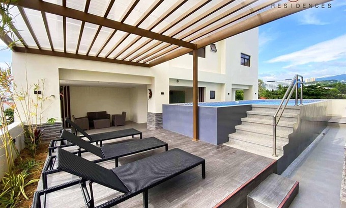 Mandaue Condo | 2 bedroom condo near Ayala Center Cebu and SM City Cebu with AC, gym,WiFi & pool