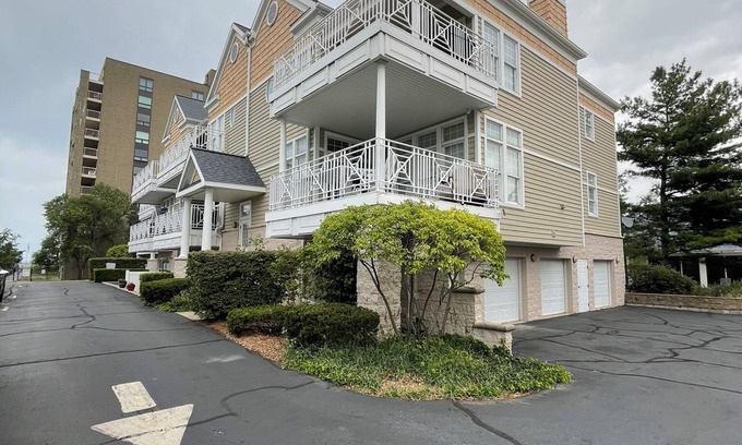 Michigan City Condo | 2-bedroom condo with WiFi, indoor pool, hot tub in delightful Michigan City