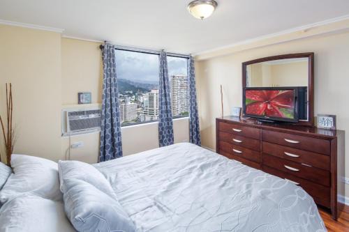 McCully - Moiliili Apartment | 2 Bedroom Corner Suite & Tropical Views