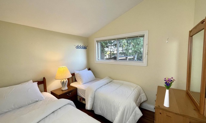 Bobcaygeon House | 2-Bedroom Cottage #11 - Ambleside