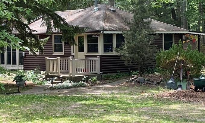 Grand Bend House | 2 bedroom cottage 1 block from South Beach- hot tub, fire pit