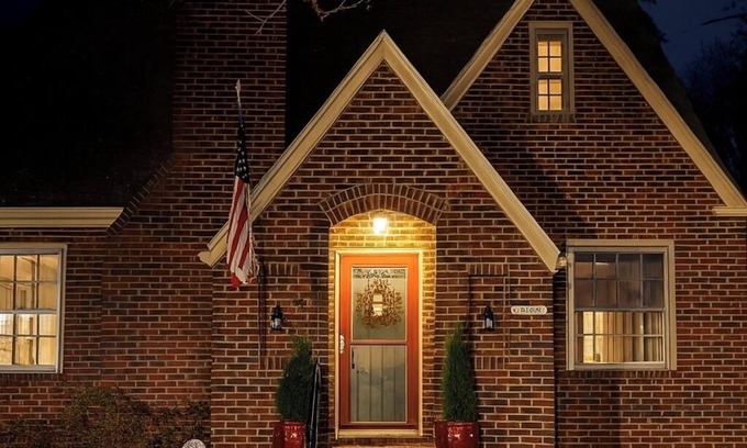 Farmville Cottage | 2 bedroom cottage in d-town Farmville, walking distance to Longwood University.