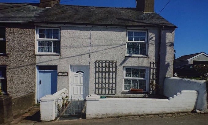 Edern Cottage | 2 Bedroom Cottage, Large Private Garden, Dog/Child Friendly, 15min walk to beach