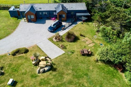 Sennen Apartment | 2 Bedroom Cottage sleeps 4, with Pool Use, Sennen