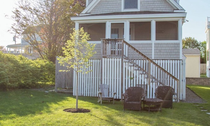 Higgins Beach Cottage | 2 Bedroom Cottage - Walk to the beach in 2 minutes
