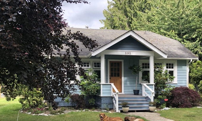 Powell River House | 2 Bedroom Country Cottage with Fully Fenced Yard