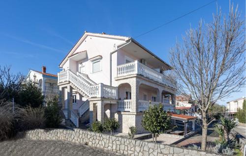 Vantacici Apartment | 2 Bedroom Cozy Apartment In Vantacici