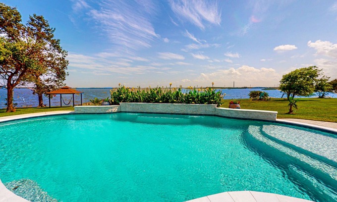 Barrett House | 2-bedroom cozy guest home with, gym, patio, shared pool and views