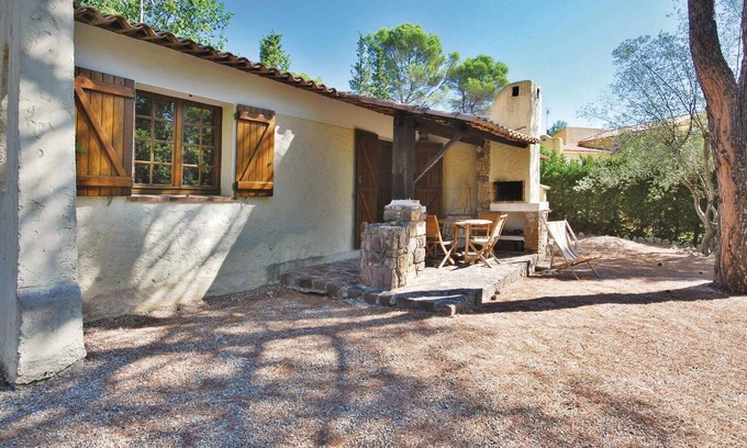 La Bouverie House | 2 bedroom cozy home in La Bouverie