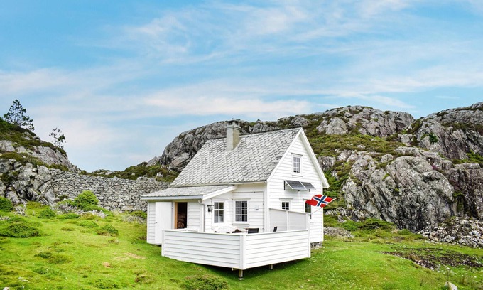 Selbjorn House | 2 bedroom cozy home in Stolmen