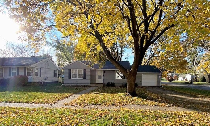 Oregon House | 2 Bedroom Cul De Sac Cottage in Town
