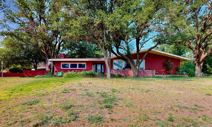 Lubbock House | 2 Bedroom Dog Friendly Main Home with enclosed backyard