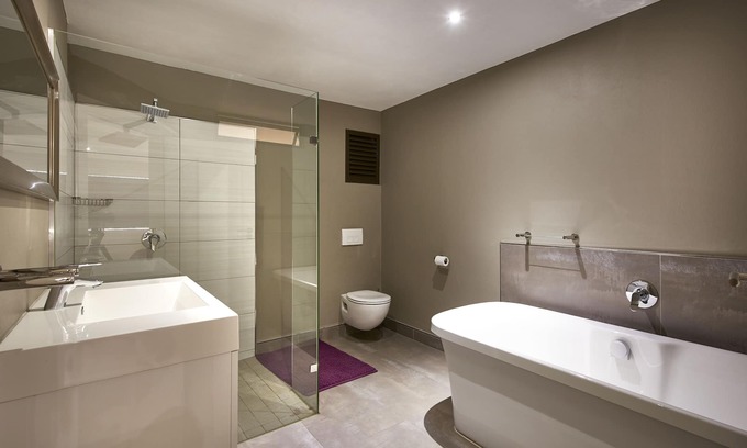 Greater Johannesburg Metropolitan Area Apartment | 2 Bedroom Executive En-suite Apartment with 1 king and 2 twin bed in Sandton