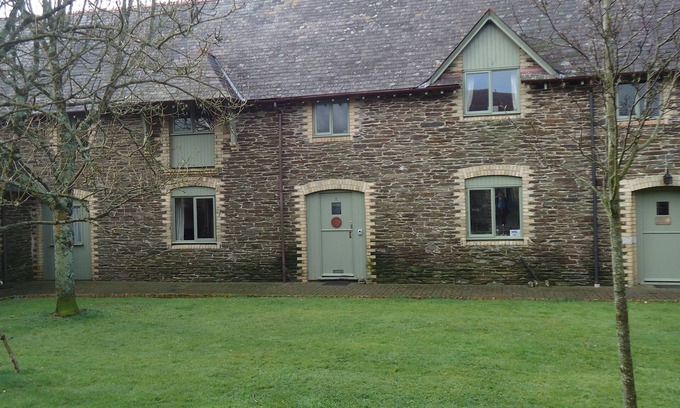 Noss Mayo Cottage | 2 Bedroom (Family and Dog Friendly) Victorian Grade ll stable conversion