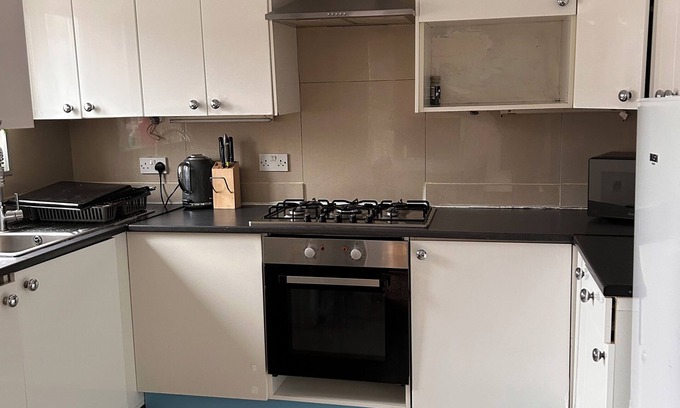 Ealing Common Apartment | 2 Bedroom Flat- Direct Travel to Central London and Heathrow!