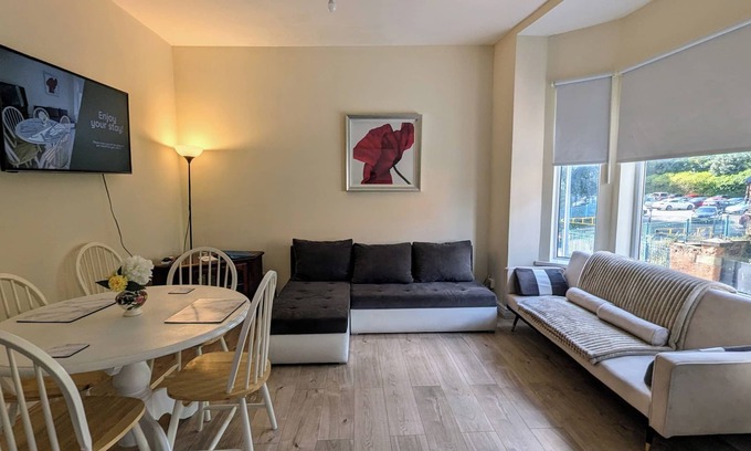 Salford Apartment | 2 Bedroom flat in Manchester. Close to city centre and Heaton Park.