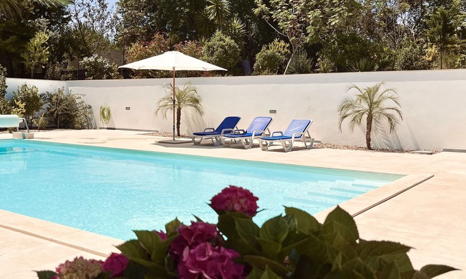 Pataias Apartment | 2 bedroom flat near Nazaré with huge saltwater pool, pool house, mountain view