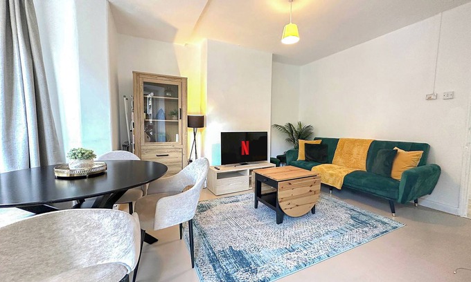 White City Apartment | 2 Bedroom flat with FREE Wi-Fi & Balcony in White City, Hammersmith