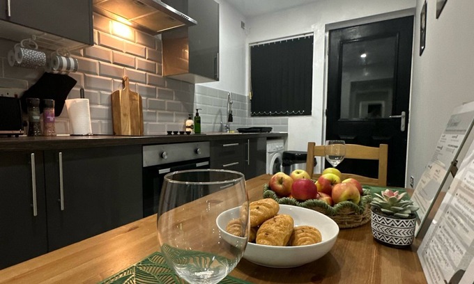 Plasnewydd Apartment | 2 Bedroom flat With Hot Tub In Cardiff 15 mins walk to city centre