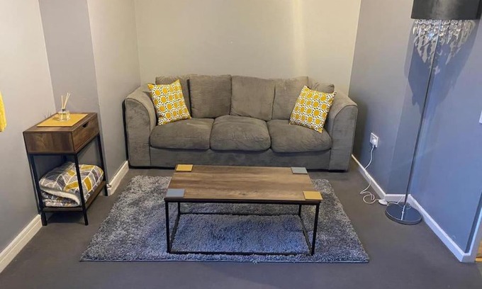 Swindon Apartment | 2 Bedroom Flat with WiFi Netflix