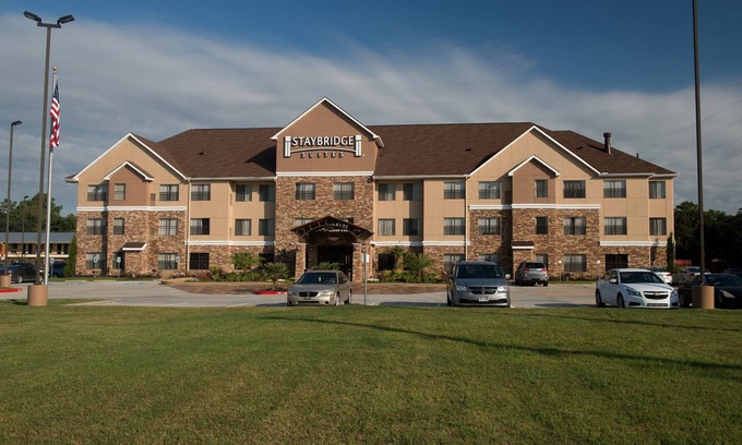 Barker Condo | 2 Bedroom | Free Breakfast + Outdoor Pool