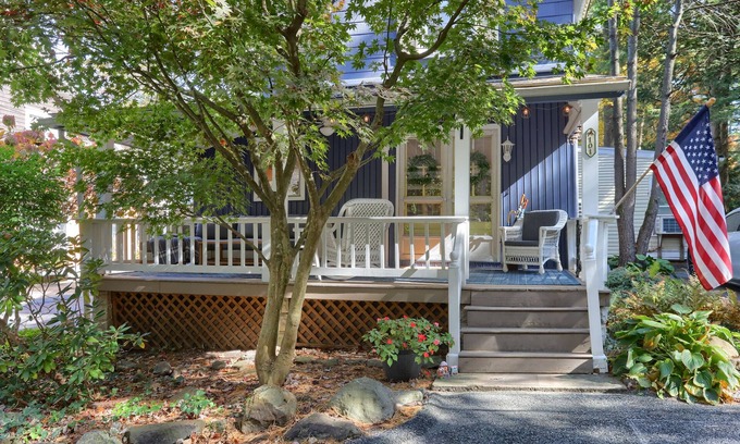 Timber Hills Cottage | 2 Bedroom fully updated cozy Mt. Gretna Cottage with parking