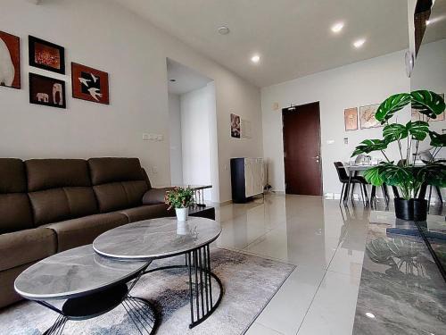 Central District Apartment | 2 Bedroom Garden and Sea View