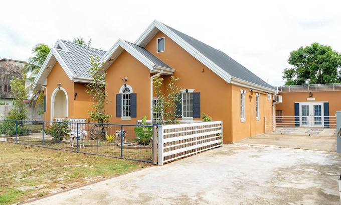 Arouca Apartment | 2 Bedroom gated Annex -pool, king & queen beds, free parking and wifi