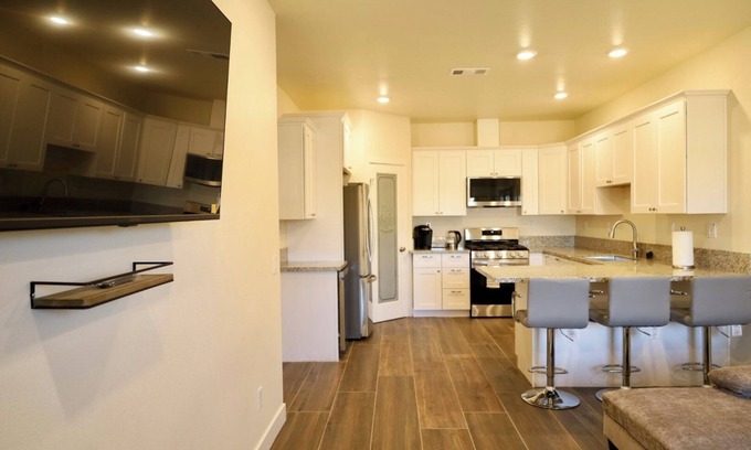 Arlington Apartment | 2-bedroom guesthouse in Riverside. Centrally located near CBU,Parkview and 91fwy