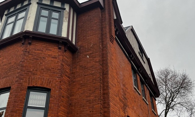 Barrie Apartment | 2 bedroom heritage penthouse apartment by the lake