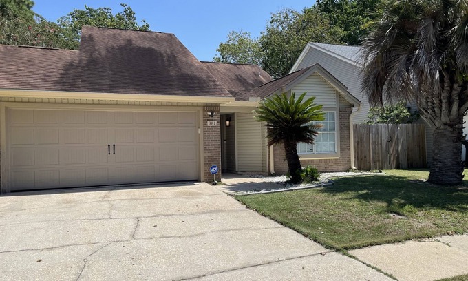Fort Walton Beach House | 2 bedroom home located approximately 10 minutes from the beach!