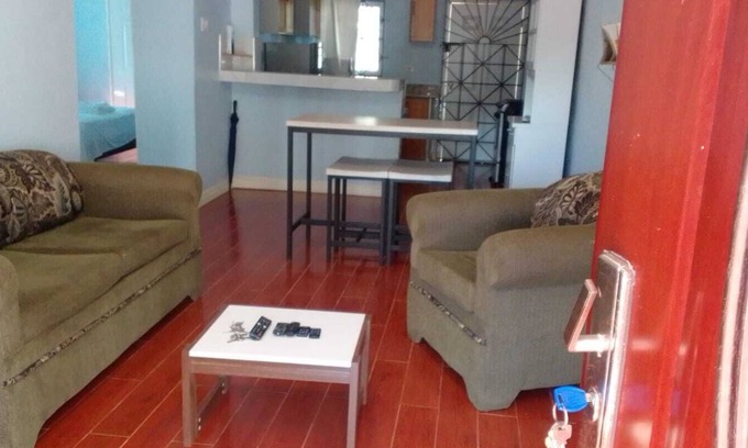 Spalding House | 2 bedroom home in Spalding Manchester w/queen bed, kitchen dining & living room