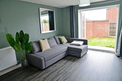 Forsbrook House | 2 Bedroom Home-Sleeps7 Fast Wifi Near AltonTowers