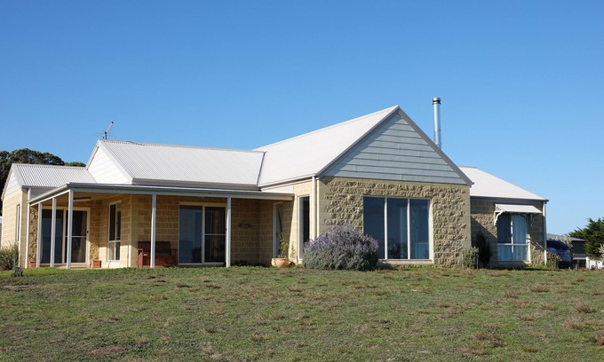 Gippsland House | 2 bedroom house at Woodside Beach
