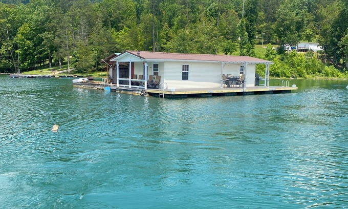 Speedwell Boat Rental | 2-bedroom house boat in charming Speedwell with AC