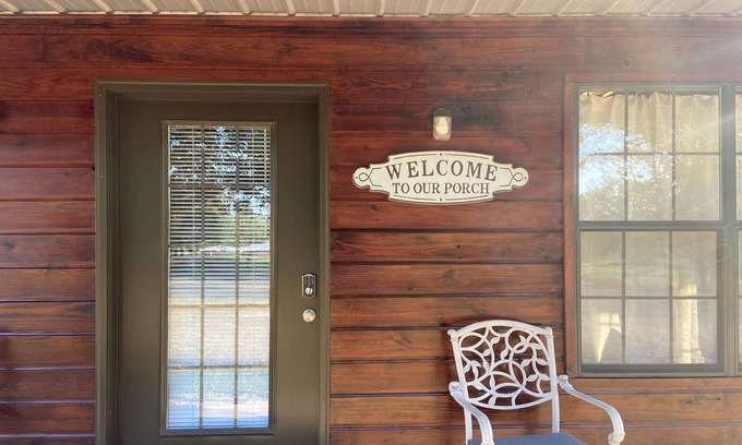 Batesville House | 2 Bedroom house close to Sardis Lake. 1 1/2 miles from I55 North Batesville exit