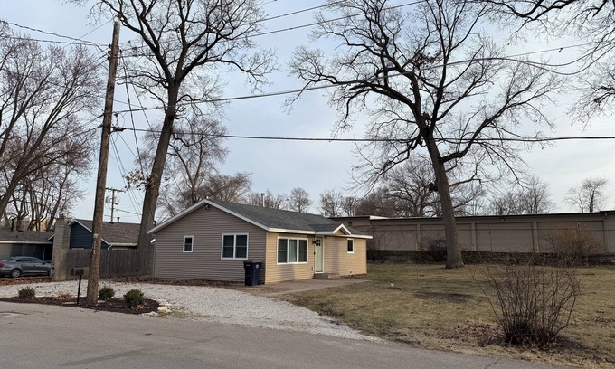 Warsaw House | 2-bedroom house in Warsaw, Indiana close to Winona Lake