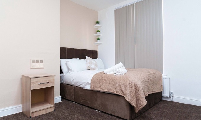 Harehills Apartment | 2 Bedroom House near Leeds with Smart TV & Netflix