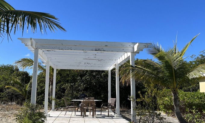Leeward Settlement Cottage | 2-bedroom house in Providenciales
