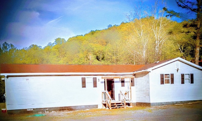 Minden House | 2-bedroom house with AC in Oak Hill wifi and pet friendly