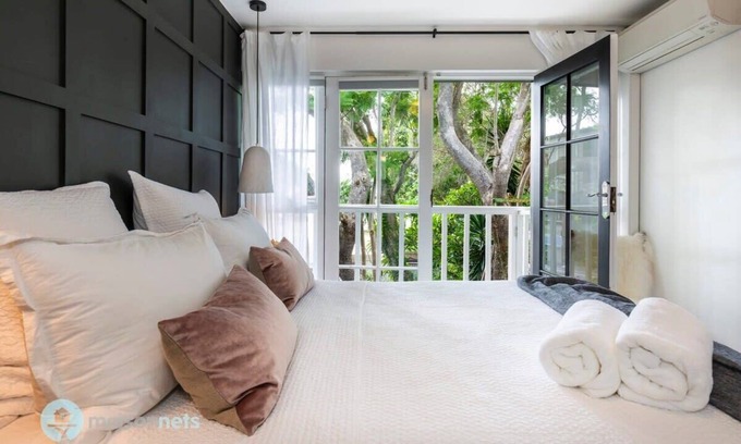 Balmain House | 2 Bedroom House with Courtyard and Aircon