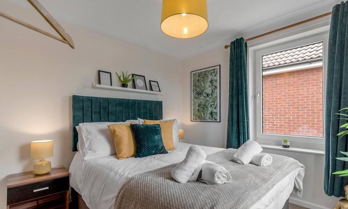 Norwich Apartment | 2 Bedroom house with Fully Equiped Kitchen, Free Parking & 390 Mbps, Large TV, close to the airport.