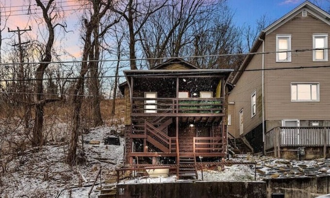 West Homestead House | 2-bedroom house with a view near The Waterfront
